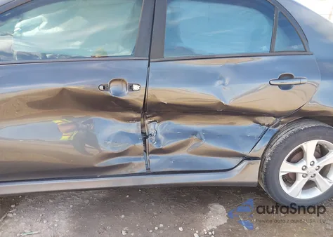 2011 Toyota Corolla S z USA, uszkodzony, nr VIN 2T1BU4EE2BC640759